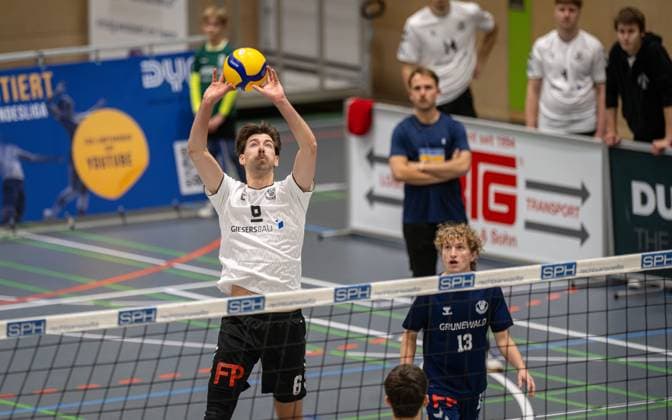 Volleyball, Season 2025 2026, 2 Bundesliga Nord, 22 11 2025, 08 Matchday, Men, TuB Bocholt white vs VV Human Essen red v l Ben Stoverink TuB Bocholt , Tom Luca Schluse Libero TuB Bocholt , Bocholt Sporthalle West Nordrhein Westfalen Germany 251122_vb_tub-bocholt_vv-human-essen_46427
