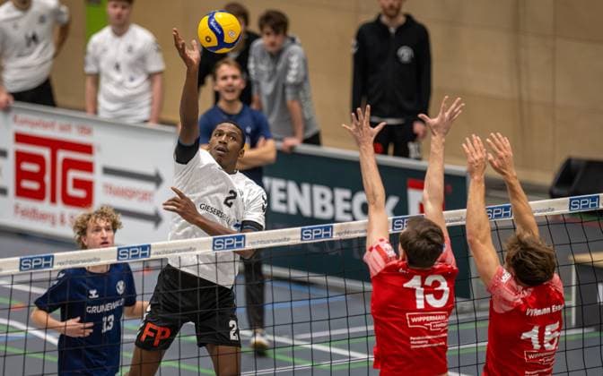 Volleyball, Season 2025 2026, 2 Bundesliga Nord, 22 11 2025, 08 Matchday, Men, TuB Bocholt white vs VV Human Essen red v l Rudy Schneider TuB Bocholt , Simon Schroeder VV Human Essen , Fynn Bach VV Human Essen , Bocholt Sporthalle West Nordrhein Westfalen Germany 251122_vb_tub-bocholt_vv-human-essen_46430