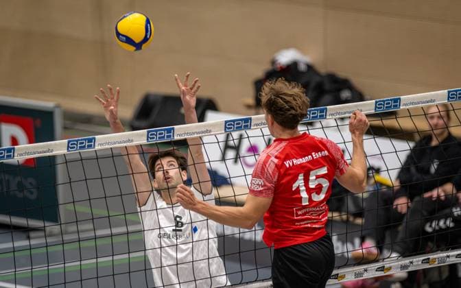 Volleyball, Season 2025 2026, 2 Bundesliga Nord, 22 11 2025, 08 Matchday, Men, TuB Bocholt white vs VV Human Essen red v l Ben Stoverink TuB Bocholt , Fynn Bach VV Human Essen , Bocholt Sporthalle West Nordrhein Westfalen Germany 251122_vb_tub-bocholt_vv-human-essen_46431