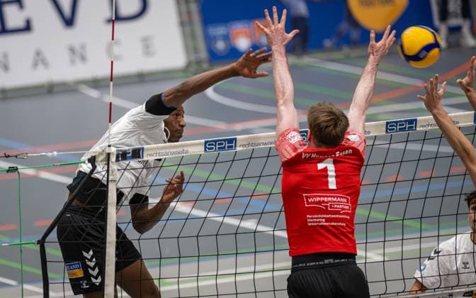 Volleyball, Season 2025 2026, 2 Bundesliga Nord, 22 11 2025, 08 Matchday, Men, TuB Bocholt white vs VV Human Essen red v l Rudy Schneider TuB Bocholt , Lukas Prions VV Human Essen , Bocholt Sporthalle West Nordrhein Westfalen Germany 251122_vb_tub-bocholt_vv-human-essen_46434