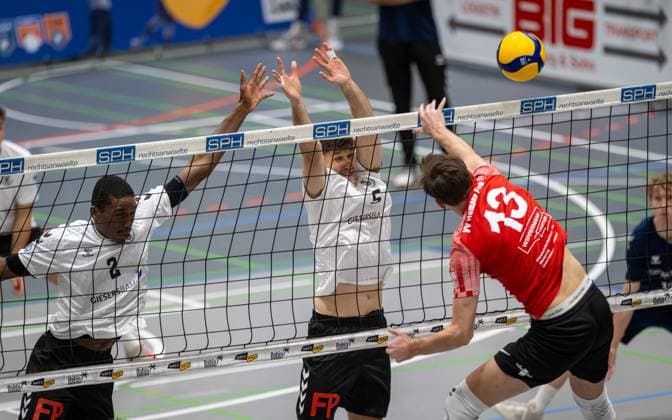 Volleyball, Season 2025 2026, 2 Bundesliga Nord, 22 11 2025, 08 Matchday, Men, TuB Bocholt white vs VV Human Essen red v l Rudy Schneider TuB Bocholt , Tobias John TuB Bocholt , Lukas Prions VV Human Essen , Bocholt Sporthalle West Nordrhein Westfalen Germany 251122_vb_tub-bocholt_vv-human-essen_46435
