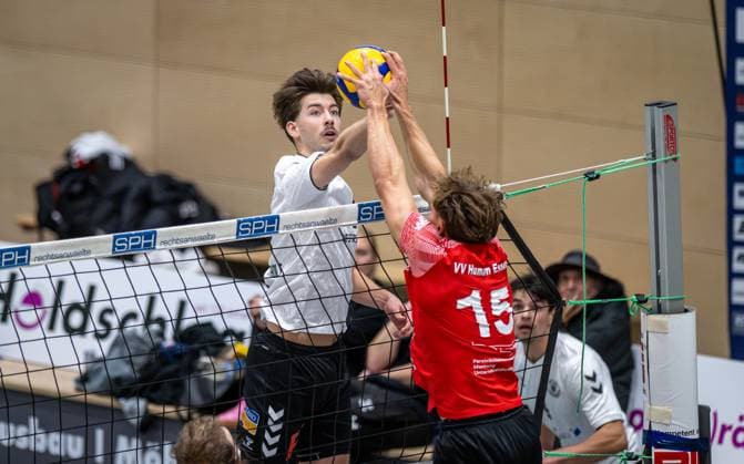 Volleyball, Season 2025 2026, 2 Bundesliga Nord, 22 11 2025, 08 Matchday, Men, TuB Bocholt white vs VV Human Essen red v l Ben Stoverink TuB Bocholt , Fynn Bach VV Human Essen , Bocholt Sporthalle West Nordrhein Westfalen Germany 251122_vb_tub-bocholt_vv-human-essen_46438