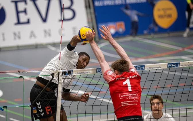 Volleyball, Season 2025 2026, 2 Bundesliga Nord, 22 11 2025, 08 Matchday, Men, TuB Bocholt white vs VV Human Essen red v l Rudy Schneider TuB Bocholt , Lukas Prions VV Human Essen , Bocholt Sporthalle West Nordrhein Westfalen Germany 251122_vb_tub-bocholt_vv-human-essen_46441