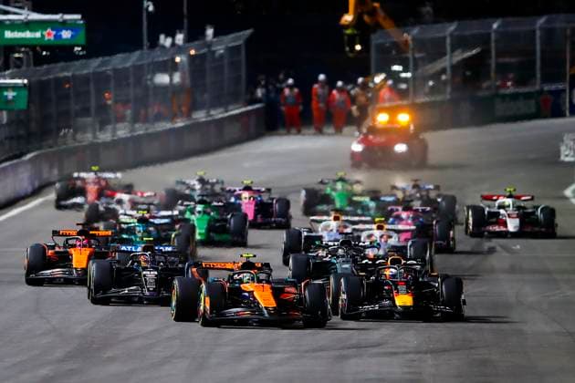 F1 - LAS VEGAS GRAND PRIX 2025 Start of the race, 04 NORRIS Lando (gbr), McLaren F1 Team MCL39, 01 VERSTAPPEN Max (nld), Red Bull Racing RB21, action during the 2025 Formula 1 Las Vegas Grand Prix, 22th round of the 2025 FIA Formula One World Championship, WM, Weltmeisterschaft from November 21 to 23, 2025 on the Las Vegas Strip Circuit, in Paradise, Nevada, United States of America - ParadiseUnited States Copyright: xJoaoxFilipex