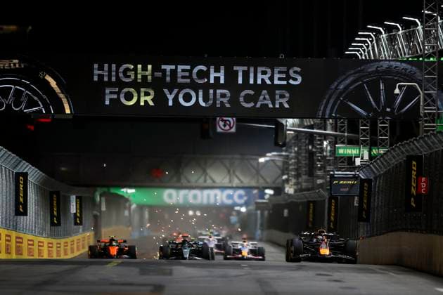 F1 - LAS VEGAS GRAND PRIX 2025 Start of the race, 01 VERSTAPPEN Max (nld), Red Bull Racing RB21, action during the 2025 Formula 1 Las Vegas Grand Prix, 22th round of the 2025 FIA Formula One World Championship, WM, Weltmeisterschaft from November 21 to 23, 2025 on the Las Vegas Strip Circuit, in Paradise, Nevada, United States of America - ParadiseUnited States Copyright: xEricxAlonsox