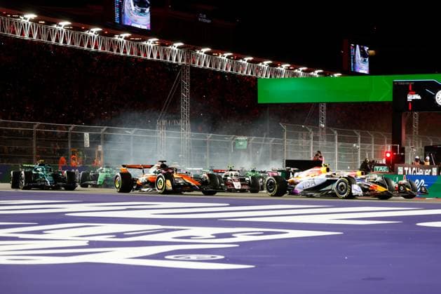 LAS VEGAS, NV - NOVEMBER 22: Liam Lawson, driver of the 30 Racing Bulls leads the field as a crash develops in the back on lap one during to the the Formula 1 Las Vegas Grand Prix on November 22, 2025 on the Las Vegas Strip Circuit in Las Vegas, Nevada.(Photo by Jeff Speer Icon Sportswire) AUTO: NOV 22 F1 Las Vegas Grand Prix EDITORIAL USE ONLY Icon2511220571