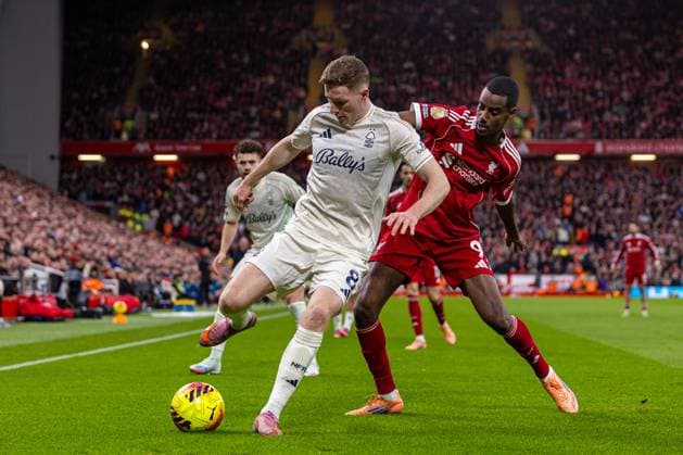 (251123) -- LONDON, Nov. 23, 2025 -- Nottingham Forest s Elliot Anderson (L) is challenged by Liverpool s Alexander Isak during the English Premier League match between Liverpool FC and Nottingham Forest FC in Liverpool, Britain, on Nov. 22, 2025. FOR EDITORIAL USE ONLY. NOT FOR SALE FOR MARKETING OR ADVERTISING CAMPAIGNS. NO USE WITH UNAUTHORIZED AUDIO, VIDEO, DATA, FIXTURE LISTS, CLUB LEAGUE LOGOS OR LIVE SERVICES. ONLINE IN-MATCH USE LIMITED TO 45 IMAGES, NO VIDEO EMULATION. NO USE IN BETTING, GAMES OR SINGLE CLUB LEAGUE PLAYER PUBLICATIONS. (SP)BRITAIN-LONDON-FOOTBALL-ENGLISH PREMIER LEAGUE-LIVERPOOL VS NOTTINGHAM FOREST LixYing