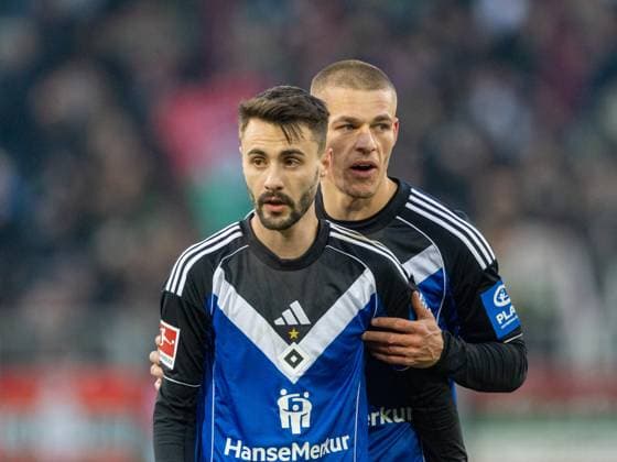 Hamburgs 20 Fabio VIEIRA in front of 28 Miro MUHEIM Soccer Augsburg Hamburg 1 0 Soccer Bundesliga, FC Augsburg Hamburger SV, Matchday 11, Season 2025 2026, on 22 11 2025 in Augsburg, W W K A R E N A, Germany Source Copyright Credit Oryk HAIST xFUSSBALL-AUGSBURG-HAMBURGx
