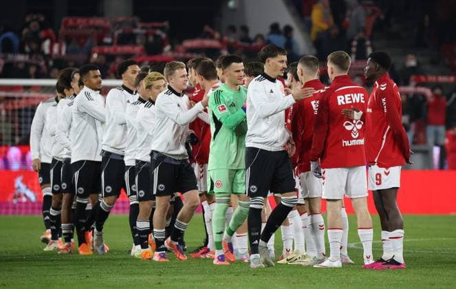Pre-match high-five GER, 1 FC Koeln vs Eintracht Frankfurt, Football, Bundesliga, Matchday 11, Season 2025 2026, 22 11 2025 DFL DFB REGULATIONS PROHIBIT ANY USE OF PHOTOGRAPHS as IMAGE SEQUENCES and or QUASI VIDEO GER, 1 FC Koeln vs Eintracht Frankfurt, Football, Bundesliga, Matchday 11, Season 2025 2026, 22 11 2025 Koeln Copyright: xEibner-Pressefotox xThomasxStoeckerx EP_TSR