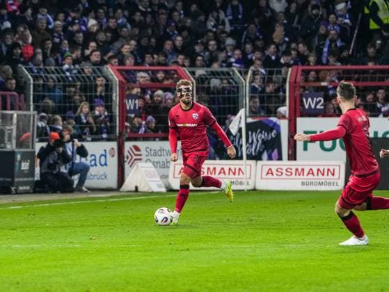 Yannick Deichmann FC Ingolstadt, 20 is focused VfL Osnabrueck vs FC Ingolstadt, Football, 3 Liga, Matchday 15, Season 2025 2026, 22 11 2025 DFB REGULATIONS PROHIBIT ANY USE OF PHOTOGRAPHS AS IMAGE SEQUENCES AND OR QUASI VIDEO, VfL Osnabrueck vs FC Ingolstadt, Football, 3 Liga, Matchday 15, Season 2025 2026, 22 11 2025 Osnabrueck Copyright: xEibner-Pressefoto DamianxKruczynx EP_DKI