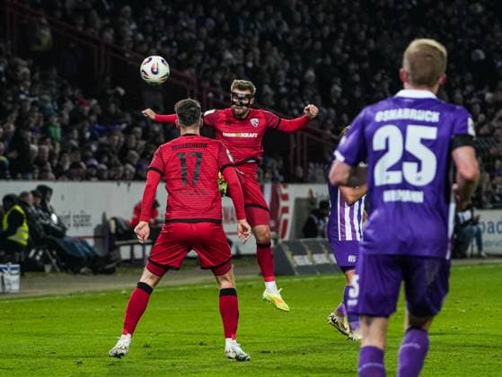 Yannick Deichmann FC Ingolstadt, 20 koepft zu Max Besuschkow FC Ingolstadt, 17 VfL Osnabrueck vs FC Ingolstadt, Football, 3 Liga, Matchday 15, Season 2025 2026, 22 11 2025 DFB REGULATES PROHIBIT ANY USE OF PHOTOGRAPHS AS IMAGE SEQUENCES AND OR QUASI VIDEO, VfL Osnabrueck vs FC Ingolstadt, Football, 3 Liga, Matchday 15, Season 2025 2026, 22 11 2025 Osnabrueck Copyright: xEibner-Pressefoto DamianxKruczynx EP_DKI