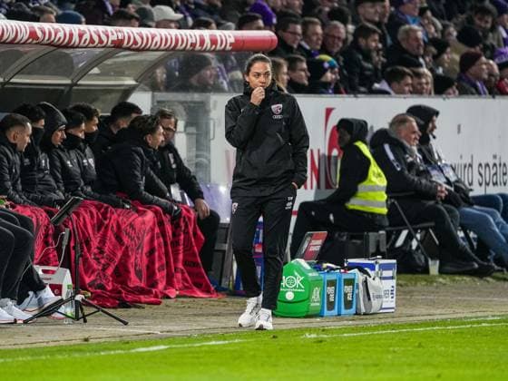 Sabrina Wittmann FC Ingolstadt, Coach is concentrated VfL Osnabrueck vs FC Ingolstadt, Football, 3 Liga, Matchday 15, Season 2025 2026, 22 11 2025 DFB REGULATIONS PROHIBIT ANY USE OF PHOTOGRAPHS AS IMAGE SEQUENCES AND OR QUASI VIDEO, VfL Osnabrueck vs FC Ingolstadt, Football, 3 Liga, Matchday 15, Season 2025 2026, 22 11 2025 Osnabrueck Copyright: xEibner-Pressefoto DamianxKruczynx EP_DKI