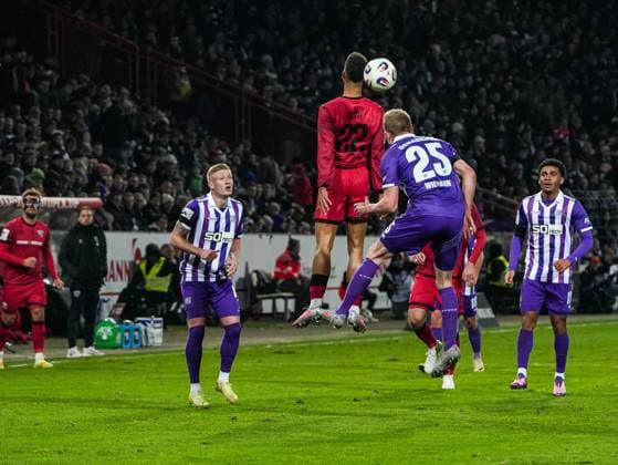 Marcel Costly FC Ingolstadt, 22 wants to extend the ball Niklas Wiemann VfL Osnabrueck, 25 wants to clear the ball VfL Osnabrueck vs FC Ingolstadt, Football, 3 Liga, Matchday 15, Season 2025 2026, 22 11 2025 DFB REGULATES PROHIBIT ANY USE OF PHOTOGRAPHS AS IMAGE SEQUENCES AND OR QUASI VIDEO, VfL Osnabrueck vs FC Ingolstadt, Football, 3 Liga, Matchday 15, Season 2025 2026, 22 11 2025 Osnabrueck Copyright: xEibner-Pressefoto DamianxKruczynx EP_DKI