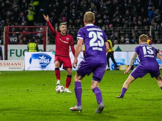 Max Besuschkow FC Ingolstadt, 17 gives instructions VfL Osnabrueck vs FC Ingolstadt, Football, 3 Liga, Matchday 15, Season 2025 2026, 22 11 2025 DFB REGULATIONS PROHIBIT ANY USE OF PHOTOGRAPHS AS IMAGE SEQUENCES AND OR QUASI VIDEO, VfL Osnabrueck vs FC Ingolstadt, Football, 3 Liga, Matchday 15, Season 2025 2026, 22 11 2025 Osnabrueck Copyright: xEibner-Pressefoto DamianxKruczynx EP_DKI