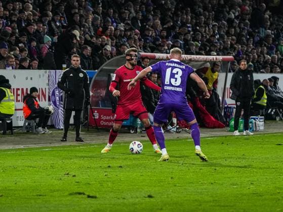 Yannick Deichmann FC Ingolstadt, 20 in duel against Kevin Schumacher VfL Osnabrueck, 13 VfL Osnabrueck vs FC Ingolstadt, Football, 3 Liga, Matchday 15, Season 2025 2026, 22 11 2025 DFB REGULATES PROHIBIT ANY USE OF PHOTOGRAPHS AS IMAGE SEQUENCES AND OR QUASI VIDEO, VfL Osnabrueck vs FC Ingolstadt, Football, 3 Liga, Matchday 15, Season 2025 2026, 22 11 2025 Osnabrueck Copyright: xEibner-Pressefoto DamianxKruczynx EP_DKI