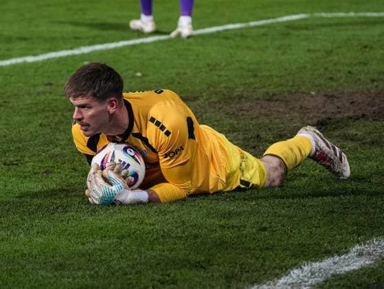 Lukas Jonsson VfL Osnabrueck, 21 secures the ball VfL Osnabrueck vs FC Ingolstadt, Football, 3 Liga, Matchday 15, Season 2025 2026, 22 11 2025 DFB REGULATIONS PROHIBIT ANY USE OF PHOTOGRAPHS AS IMAGE SEQUENCES AND OR QUASI VIDEO, VfL Osnabrueck vs FC Ingolstadt, Football, 3 Liga, Matchday 15, Season 2025 2026, 22 11 2025 Osnabrueck Copyright: xEibner-Pressefoto DamianxKruczynx EP_DKI