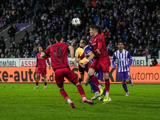 David Kopacz VfL Osnabrueck, 29 in a duel against Jonas Scholz FC Ingolstadt, 15 and Linus Rosenlocher FC Ingolstadt, 19 VfL Osnabrueck vs FC Ingolstadt, Soccer, 3 League, Matchday 15, Season 2025 2026, 22 11 2025 DFB REGULATES PROHIBIT ANY USE OF PHOTOGRAPHS AS IMAGE SEQUENCES AND OR QUASI VIDEO, VfL Osnabrueck vs FC Ingolstadt, Football, 3 Liga, Matchday 15, Season 2025 2026, 22 11 2025 Osnabrueck Copyright: xEibner-Pressefoto DamianxKruczynx EP_DKI