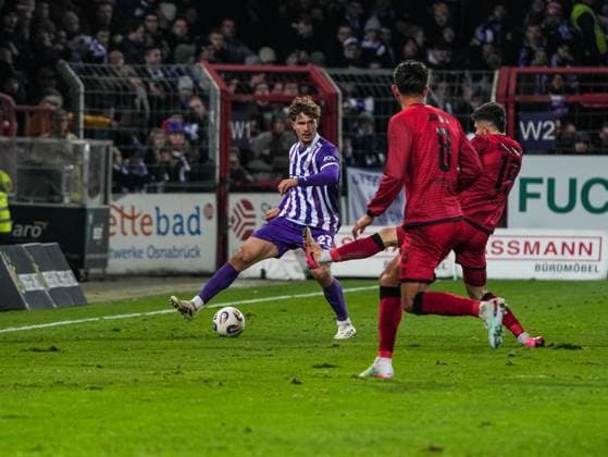 Robin Fabinski VfL Osnabrueck, 27 tries to keep the ball in a duel against Linus Rosenlocher FC Ingolstadt, 19 VfL Osnabrueck vs FC Ingolstadt, Soccer, 3 Liga, Matchday 15, Season 2025 2026, 22 11 2025 DFB REGULATES PROHIBIT ANY USE OF PHOTOGRAPHS AS IMAGE SEQUENCES AND OR QUASI VIDEO, VfL Osnabrueck vs FC Ingolstadt, Football, 3 Liga, Matchday 15, Season 2025 2026, 22 11 2025 Osnabrueck Copyright: xEibner-Pressefoto DamianxKruczynx EP_DKI