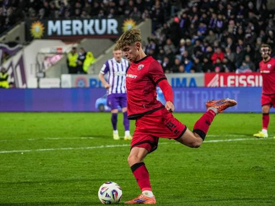 Max Plath FC Ingolstadt, 14 kicks the ball away VfL Osnabrueck vs FC Ingolstadt, Football, 3 Liga, Matchday 15, Season 2025 2026, 22 11 2025 DFB REGULATES PROHIBIT ANY USE OF PHOTOGRAPHS AS IMAGE SEQUENCES AND OR QUASI VIDEO, VfL Osnabrueck vs FC Ingolstadt, Football, 3 Liga, Matchday 15, Season 2025 2026, 22 11 2025 Osnabrueck Copyright: xEibner-Pressefoto DamianxKruczynx EP_DKI