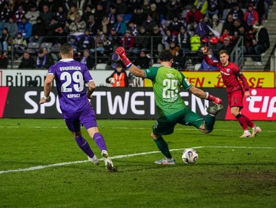Kai Eisele FC Ingolstadt, 25 shoots the ball just before David Kopacz VfL Osnabrueck, 29 away VfL Osnabrueck vs FC Ingolstadt, Football, 3 Liga, Matchday 15, Season 2025 2026, 22 11 2025 DFB REGULATES PROHIBIT ANY USE OF PHOTOGRAPHS AS IMAGE SEQUENCES AND OR QUASI VIDEO, VfL Osnabrueck vs FC Ingolstadt, Football, 3 Liga, Matchday 15, Season 2025 2026, 22 11 2025 Osnabrueck Copyright: xEibner-Pressefoto DamianxKruczynx EP_DKI