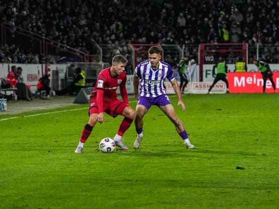 Gustav Christensen FC Ingolstadt, 24 in duel against Patrick Kammerbauer VfL Osnabrueck, 31 VfL Osnabrueck vs FC Ingolstadt, Soccer, 3 Liga, Matchday 15, Season 2025 2026, 22 11 2025 DFB REGULATES PROHIBIT ANY USE OF PHOTOGRAPHS AS IMAGE SEQUENCES AND OR QUASI VIDEO, VfL Osnabrueck vs FC Ingolstadt, Football, 3 Liga, Matchday 15, Season 2025 2026, 22 11 2025 Osnabrueck Copyright: xEibner-Pressefoto DamianxKruczynx EP_DKI