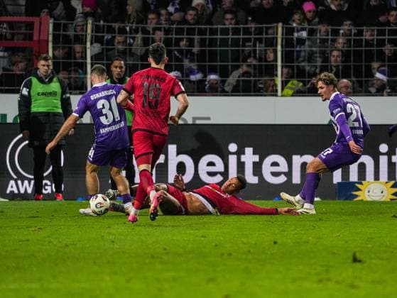 Patrick Kammerbauer VfL Osnabrueck, 31 is attacked by Marcel Costly FC Ingolstadt, 22 and Linus Rosenlocher FC Ingolstadt, 19 VfL Osnabrueck vs FC Ingolstadt, Football, 3 Liga, Matchday 15, Season 2025 2026, 22 11 2025 DFB REGULATES PROHIBIT ANY USE OF PHOTOGRAPHS AS IMAGE SEQUENCES AND OR QUASI VIDEO, VfL Osnabrueck vs FC Ingolstadt, Football, 3 Liga, Matchday 15, Season 2025 2026, 22 11 2025 Osnabrueck Copyright: xEibner-Pressefoto DamianxKruczynx EP_DKI
