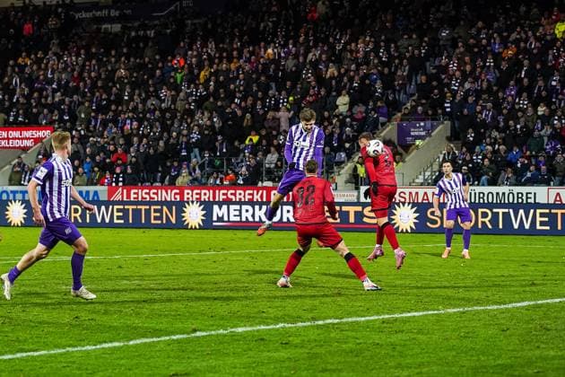 Bernd Riesselmann VfL Osnabrueck, 22 heads the ball towards goal Mattis Hoppe FC Ingolstadt, 02 tries to block VfL Osnabrueck vs FC Ingolstadt, Football, 3 Liga, Matchday 15, Season 2025 2026, 22 11 2025 DFB REGULATES PROHIBIT ANY USE OF PHOTOGRAPHS AS IMAGE SEQUENCES AND OR QUASI VIDEO, VfL Osnabrueck vs FC Ingolstadt, Soccer, 3 Liga, Matchday 15, Season 2025 2026, 22 11 2025 Osnabrueck Copyright: xEibner-Pressefoto DamianxKruczynx EP_DKI
