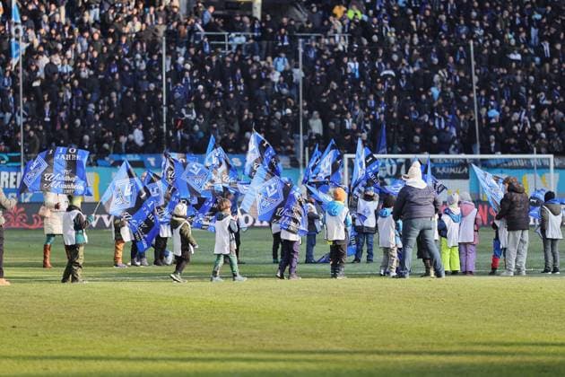 Enema children at SV Waldhof Mannheim 07 GER, SV Waldhof Mannheim vs SV Wehen Wiesbaden, Football, 3 Liga, Matchday 15, Season 2025 2026, 22 11 2025 DFL DFB REGULATIONS PROHIBIT ANY USE OF PHOTOGRAPHS as IMAGE SEQUENCES and or QUASI VIDEO GER,SV Waldhof Mannheim vs SV Wehen Wiesbaden, Football, 3 Liga, Matchday 15, Season 2025 2026, 22 11 2025 Mannheim Copyright: xEibner-Pressefoto JoergxHirschx EP_JHH