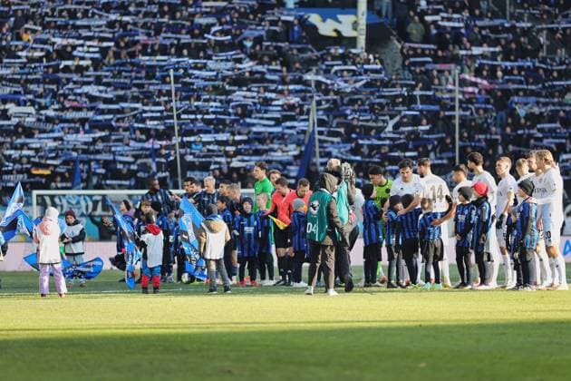 Start of match with SV Waldhof Mannheim 07, SV Wehen Wiesbaden with the run-in GER, SV Waldhof Mannheim vs SV Wehen Wiesbaden, Football, 3 Liga, Matchday 15, Season 2025 2026, 22 11 2025 DFL DFB REGULATIONS PROHIBIT ANY USE OF PHOTOGRAPHS as IMAGE SEQUENCES and or QUASI VIDEO GER,SV Waldhof Mannheim vs SV Wehen Wiesbaden, Football, 3 Liga, Matchday 15, Season 2025 2026, 22 11 2025 Mannheim Copyright: xEibner-Pressefoto JoergxHirschx EP_JHH