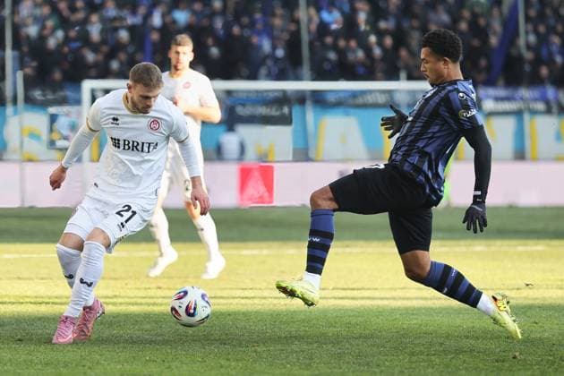 v li in duel, Ole Wohlers SV Wehen Wiesbaden, 21 , Samuel Abifade SV Waldhof Mannheim, 17 GER, SV Waldhof Mannheim vs SV Wehen Wiesbaden, Football, 3 Liga, Matchday 15, Season 2025 2026, 22 11 2025 DFL DFB REGULATIONS PROHIBIT ANY USE OF PHOTOGRAPHS as IMAGE SEQUENCES and or QUASI VIDEO GER,SV Waldhof Mannheim vs SV Wehen Wiesbaden, Football, 3 Liga, Matchday 15, Season 2025 2026, 22 11 2025 Mannheim Copyright: xEibner-Pressefoto JoergxHirschx EP_JHH