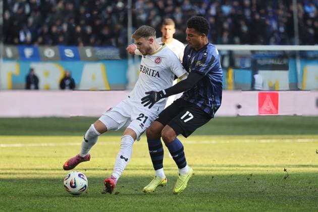 v li in duel, Ole Wohlers SV Wehen Wiesbaden, 21 , Samuel Abifade SV Waldhof Mannheim, 17 GER, SV Waldhof Mannheim vs SV Wehen Wiesbaden, Football, 3 Liga, Matchday 15, Season 2025 2026, 22 11 2025 DFL DFB REGULATIONS PROHIBIT ANY USE OF PHOTOGRAPHS as IMAGE SEQUENCES and or QUASI VIDEO GER,SV Waldhof Mannheim vs SV Wehen Wiesbaden, Football, 3 Liga, Matchday 15, Season 2025 2026, 22 11 2025 Mannheim Copyright: xEibner-Pressefoto JoergxHirschx EP_JHH