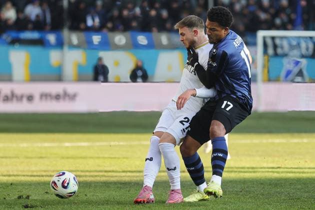 v li in duel, Ole Wohlers SV Wehen Wiesbaden, 21 , Samuel Abifade SV Waldhof Mannheim, 17 GER, SV Waldhof Mannheim vs SV Wehen Wiesbaden, Football, 3 Liga, Matchday 15, Season 2025 2026, 22 11 2025 DFL DFB REGULATIONS PROHIBIT ANY USE OF PHOTOGRAPHS as IMAGE SEQUENCES and or QUASI VIDEO GER,SV Waldhof Mannheim vs SV Wehen Wiesbaden, Football, 3 Liga, Matchday 15, Season 2025 2026, 22 11 2025 Mannheim Copyright: xEibner-Pressefoto JoergxHirschx EP_JHH