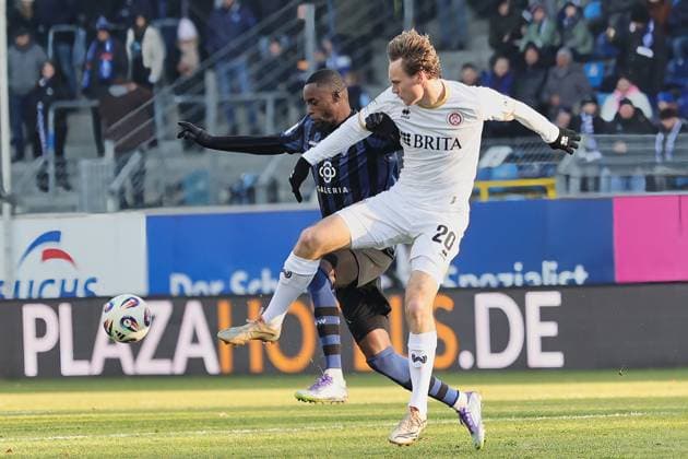 v li in duel, Adama Diakhaby SV Waldhof Mannheim, 27 , Milad Nejad SV Wehen Wiesbaden, 22 GER, SV Waldhof Mannheim vs SV Wehen Wiesbaden, Football, 3 Liga, Matchday 15, Season 2025 2026, 22 11 2025 DFL DFB REGULATIONS PROHIBIT ANY USE OF PHOTOGRAPHS as IMAGE SEQUENCES and or QUASI VIDEO GER,SV Waldhof Mannheim vs SV Wehen Wiesbaden, Football, 3 Liga, Matchday 15, Season 2025 2026, 22 11 2025 Mannheim Copyright: xEibner-Pressefoto JoergxHirschx EP_JHH