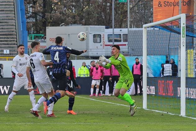 v li in duel, Tim Sechelmann SV Waldhof Mannheim, 4 vs Noah Brdar SV Wehen Wiesbaden, 31 GER, SV Waldhof Mannheim vs SV Wehen Wiesbaden, Football, 3 Liga, Matchday 15, Season 2025 2026, 22 11 2025 DFL DFB REGULATIONS PROHIBIT ANY USE OF PHOTOGRAPHS as IMAGE SEQUENCES and or QUASI VIDEO GER,SV Waldhof Mannheim vs SV Wehen Wiesbaden, Football, 3 Liga, Matchday 15, Season 2025 2026, 22 11 2025 Mannheim Copyright: xEibner-Pressefoto JoergxHirschx EP_JHH