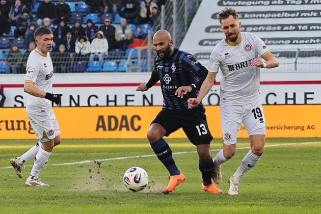 v li Terrence Boyd SV Waldhof Mannheim, 13 , Florian Huebner SV Wehen Wiesbaden, 19 GER, SV Waldhof Mannheim vs SV Wehen Wiesbaden, Football, 3 Liga, Matchday 15, Season 2025 2026, 22 11 2025 DFL DFB REGULATIONS PROHIBIT ANY USE OF PHOTOGRAPHS as IMAGE SEQUENCES and or QUASI VIDEO GER,SV Waldhof Mannheim vs SV Wehen Wiesbaden, Football, 3 Liga, Matchday 15, Season 2025 2026, 22 11 2025 Mannheim Copyright: xEibner-Pressefoto JoergxHirschx EP_JHH
