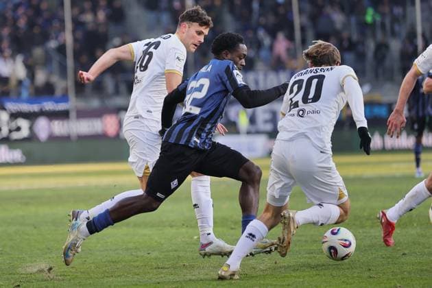 v li Jakob Lewald SV Waldhof Mannheim II, 26 ,Kennedy Onyedika Okpala SV Waldhof Mannheim, 32 ,Ryan Johansson SV Wehen Wiesbaden, 20 GER, SV Waldhof Mannheim vs SV Wehen Wiesbaden, Football, 3 Liga, Matchday 15, Season 2025 2026, 22 11 2025 DFL DFB REGULATIONS PROHIBIT ANY USE OF PHOTOGRAPHS as IMAGE SEQUENCES and or QUASI VIDEO GER,SV Waldhof Mannheim vs SV Wehen Wiesbaden, Football, 3 Liga, Matchday 15, Season 2025 2026, 22 11 2025 Mannheim Copyright: xEibner-Pressefoto JoergxHirschx EP_JHH