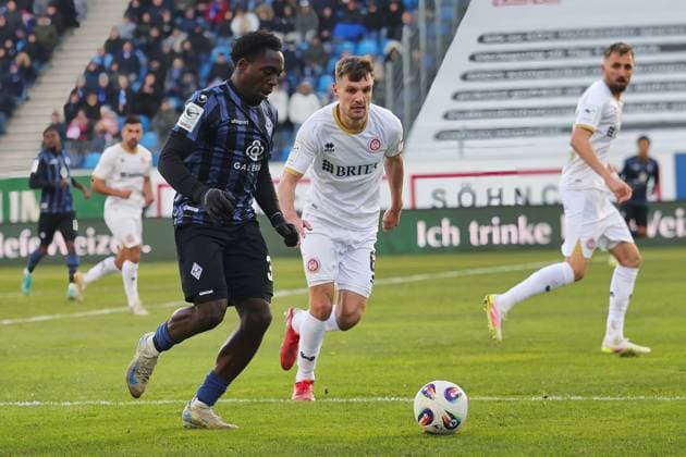 v li Kennedy Onyedika Okpala SV Waldhof Mannheim, 32 , Gino Fechner SV Wehen Wiesbaden, 6 GER, SV Waldhof Mannheim vs SV Wehen Wiesbaden, Football, 3 Liga, Matchday 15, Season 2025 2026, 22 11 2025 DFL DFB REGULATIONS PROHIBIT ANY USE OF PHOTOGRAPHS as IMAGE SEQUENCES and or QUASI VIDEO GER,SV Waldhof Mannheim vs SV Wehen Wiesbaden, Football, 3 Liga, Matchday 15, Season 2025 2026, 22 11 2025 Mannheim Copyright: xEibner-Pressefoto JoergxHirschx EP_JHH