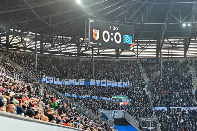 GER, 1 FBL, FC Augsburg vs Hamburger SV 22 11 2025, WWK Arena, Augsburg, GER, 1 FBL, FC Augsburg vs Hamburger SV, in the picture coordinated fan protests in the first 12 minutes of the match against planned security measures of the conference of interior ministers IMK , Populismus stoppen , Fanblock des HSV nordphotoxGmbHx xHafner nph00200