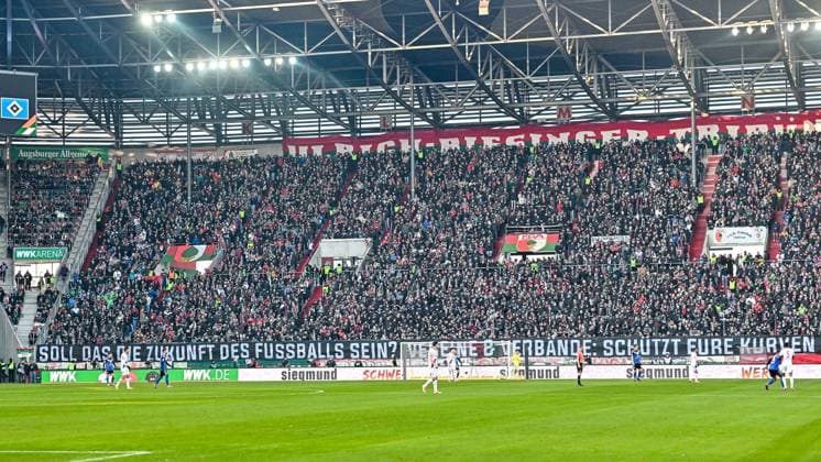 GER, 1 FBL, FC Augsburg vs Hamburger SV 22 11 2025, WWK Arena, Augsburg, GER, 1 FBL, FC Augsburg vs Hamburger SV, in the picture coordinated fan protests in the first 12 minutes of the match against planned security measures of the conference of interior ministers IMK , Is this the future of football , Augsburg fan block nordphotoxGmbHx xHafner nph00200