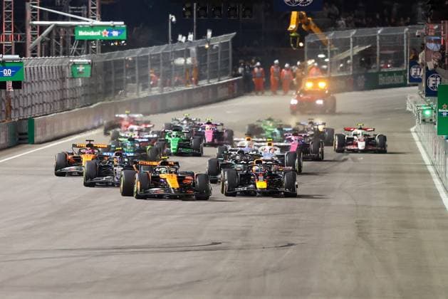 Start, Lando Norris McLaren Formula 1 Team 4 , Max Verstappen Oracle Red Bull Racing 1 , Carlos Sainz jr Atlassian Williams Racing 55 , Las Vegas Grand Prix, Motorsport, Men, Formula 1, Race, 22 11 2025 Las Vegas Nevada USA Copyright: xkolbert-press ChristianxKolbertx