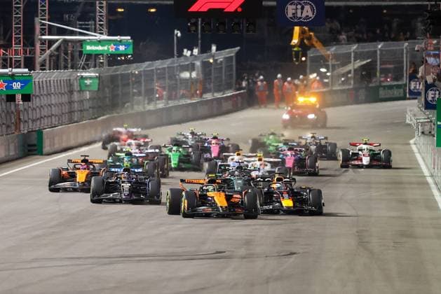 Start, Lando Norris McLaren Formula 1 Team 4 , Max Verstappen Oracle Red Bull Racing 1 , Carlos Sainz jr Atlassian Williams Racing 55 , Las Vegas Grand Prix, Motorsport, Men, Formula 1, Race, 22 11 2025 Las Vegas Nevada USA Copyright: xkolbert-press ChristianxKolbertx