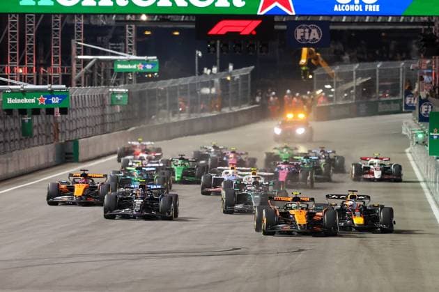 Start, Lando Norris McLaren Formula 1 Team 4 , Max Verstappen Oracle Red Bull Racing 1 , Carlos Sainz jr Atlassian Williams Racing 55 , Las Vegas Grand Prix, Motorsport, Men, Formula 1, Race, 22 11 2025 Las Vegas Nevada USA Copyright: xkolbert-press ChristianxKolbertx