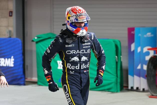 Winner, Winner, Max Verstappen Oracle Red Bull Racing 1 sprints to his team, Las Vegas Grand Prix, Motorsport, Men, Formula 1, Race, 22 11 2025 Las Vegas Nevada USA Copyright: xkolbert-press ChristianxKolbertx