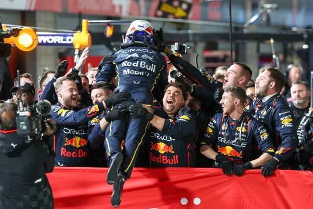 Winner, Winner, Max Verstappen Oracle Red Bull Racing 1 sprints to his team, Las Vegas Grand Prix, Motorsport, Men, Formula 1, Race, 22 11 2025 Las Vegas Nevada USA Copyright: xkolbert-press ChristianxKolbertx