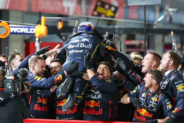Winner, Winner, Max Verstappen Oracle Red Bull Racing 1 sprints to his team, Las Vegas Grand Prix, Motorsport, Men, Formula 1, Race, 22 11 2025 Las Vegas Nevada USA Copyright: xkolbert-press ChristianxKolbertx