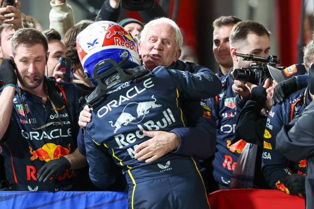 Winner, Winner, Max Verstappen Oracle Red Bull Racing 1 hugs Motorsport Boss Helmut Marko Oracle Red Bull Racing , Las Vegas Grand Prix, Motorsport, Men, Formula 1, Race, 22 11 2025 Las Vegas Nevada USA Copyright: xkolbert-press ChristianxKolbertx