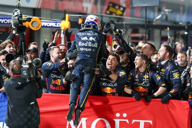 Winner, Winner, Max Verstappen Oracle Red Bull Racing 1 sprints to his team, Las Vegas Grand Prix, Motorsport, Men, Formula 1, Race, 22 11 2025 Las Vegas Nevada USA Copyright: xkolbert-press ChristianxKolbertx