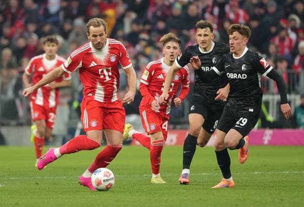 (251123) -- MUNICH, Nov. 23, 2025 -- Harry Kane (2nd L) of Bayern Munich vies with Maximilian Eggestein (2nd R) and Philipp Treu (1st R) of SC Freiburg during the German first division Bundesliga football match between Bayern Munich and SC Freiburg in Munich, Germany, Nov. 22, 2025. (Photo by Xinhua) (SP)GERMANY-MUNICH-FOOTBALL-BUNDESLIGA-BAYERN MUNICH VS FREIBURG PhilippexRuiz 