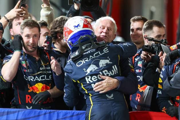 Winner, Winner, Max Verstappen Oracle Red Bull Racing 1 hugs Motorsport Boss Helmut Marko Oracle Red Bull Racing , Las Vegas Grand Prix, Motorsport, Men, Formula 1, Race, 22 11 2025 Las Vegas Nevada USA Copyright: xkolbert-press ChristianxKolbertx