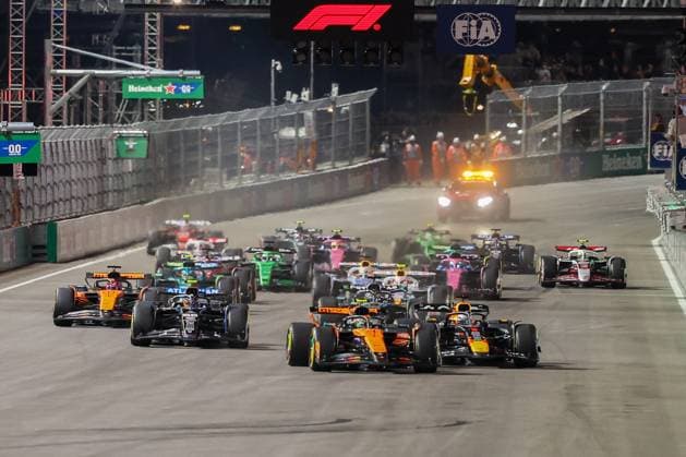 Start, Lando Norris McLaren Formula 1 Team 4 , Max Verstappen Oracle Red Bull Racing 1 , Carlos Sainz jr Atlassian Williams Racing 55 , Las Vegas Grand Prix, Motorsport, Men, Formula 1, Race, 22 11 2025 Las Vegas Nevada USA Copyright: xkolbert-press ChristianxKolbertx